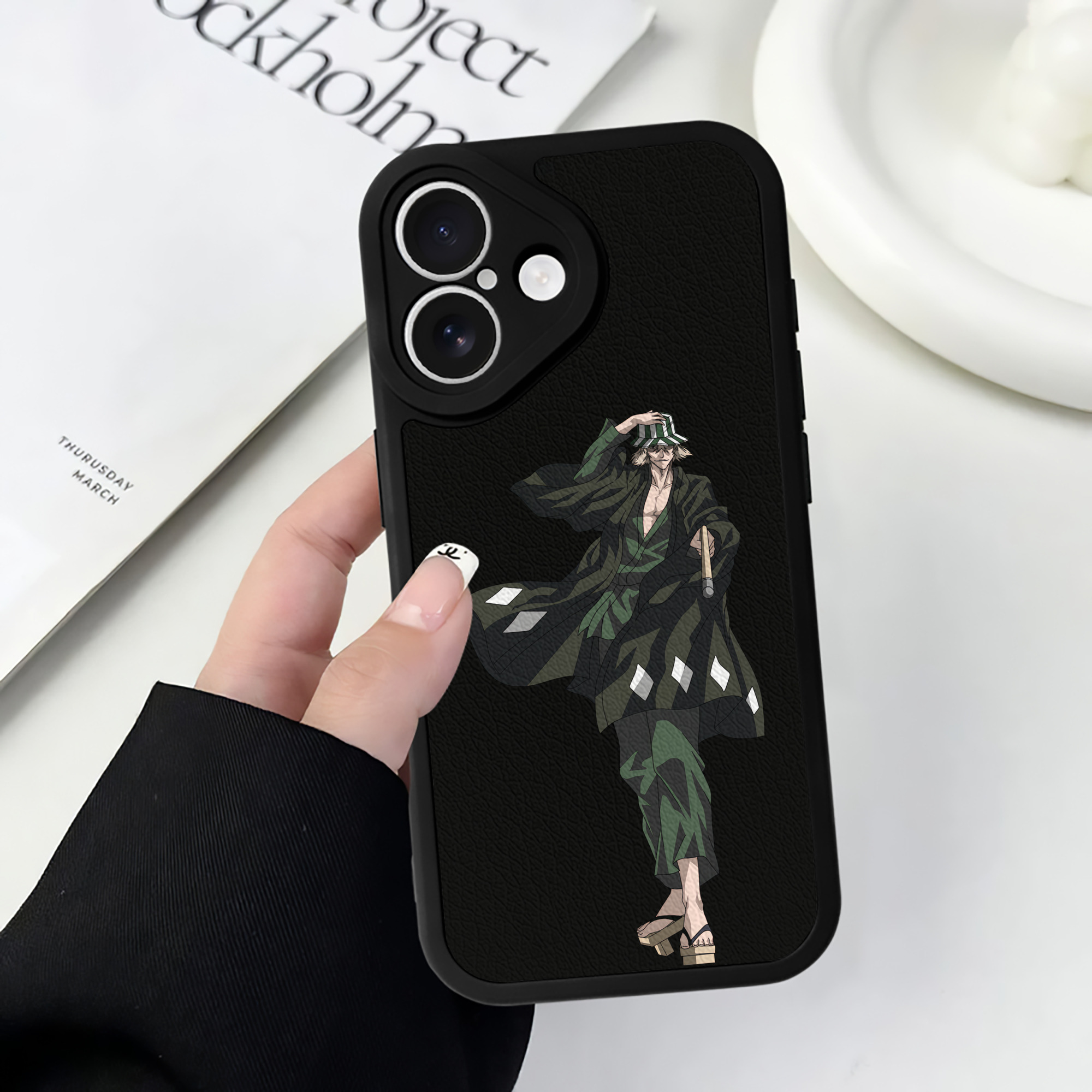 （画像用） "ブリーチ 浦原 喜助（うらはら きすけ） BLEACH Urahara Kisuke " 【iPhone 16シリーズ対応】シリコンスマホケース（レザー調） 材質：シリコン